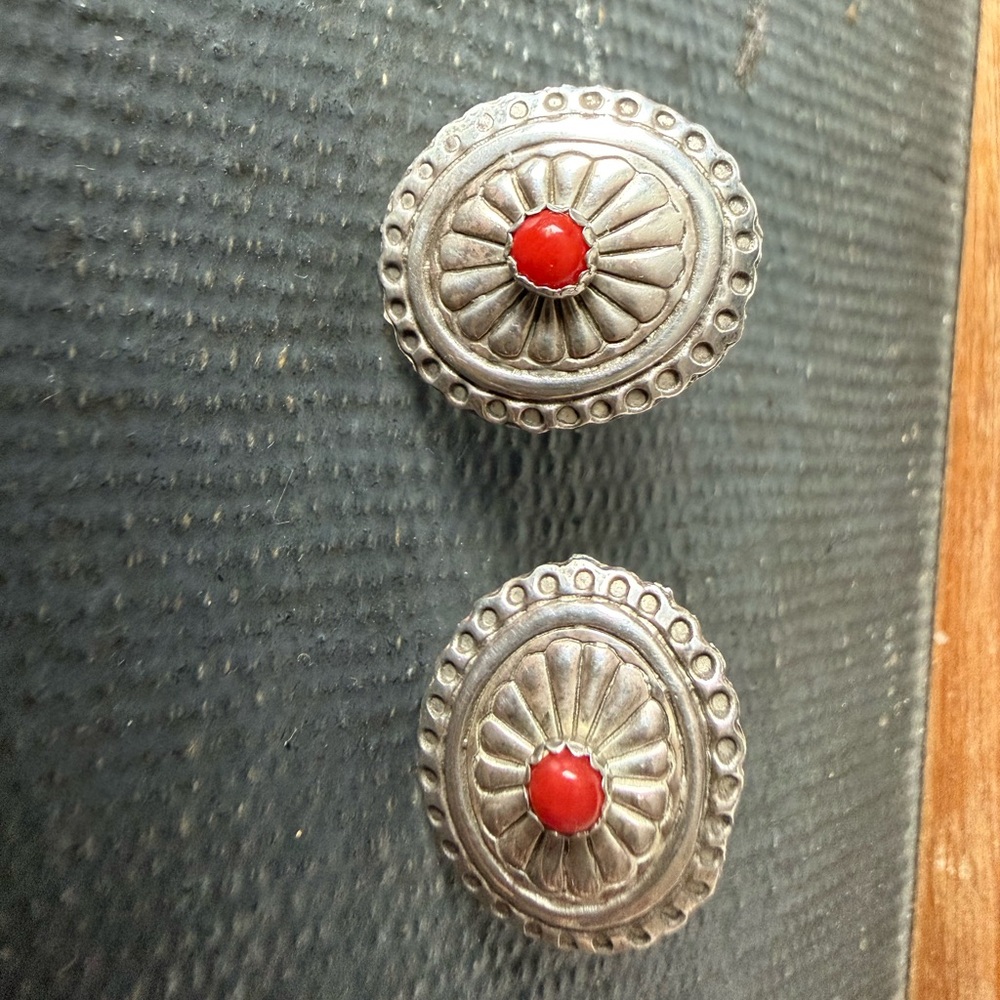 Vintage Navajo sterling silver & coral earrings - Picture 2 of 4